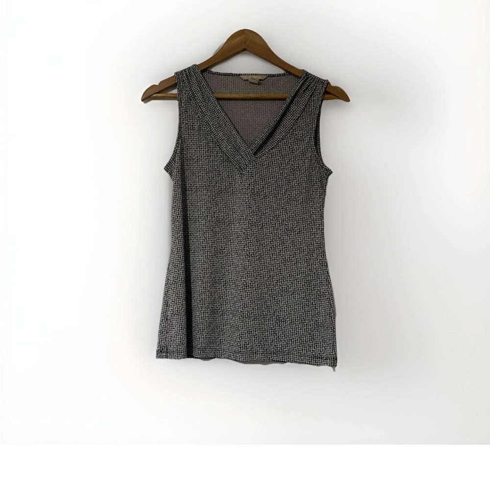 Banana Republic XS Women’s Black and White V-Neck Tank Top.